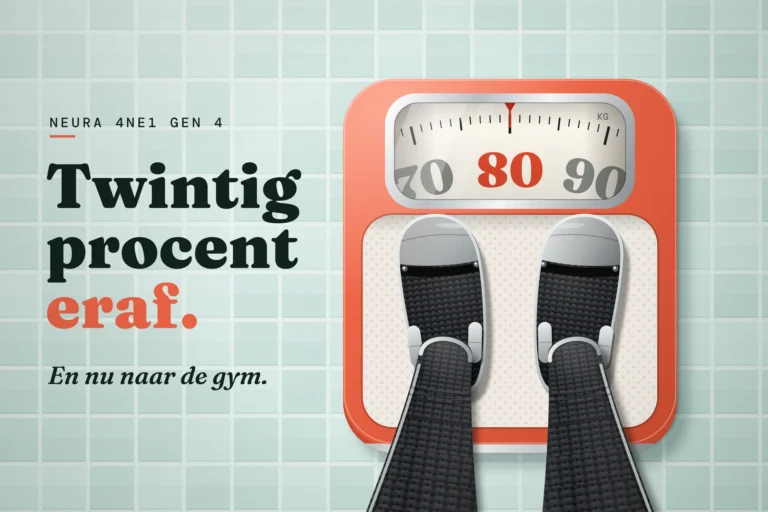 Een humanoïde robot kijkt naar zijn voeten in een zwarte textielhuid op een koraalrode retro weegschaal die 80 kg aangeeft